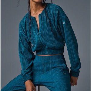 Alo yoga Cropped Micro Plisse Jacket set 

Eclipse Blue